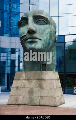 Eine Skulptur von Tyndareus, einem König von Sparta in der griechischen Mythologie, vom polnischen Bildhauer Igor Mitoraj, in La Defense, Paris, Frankreich Stockfoto