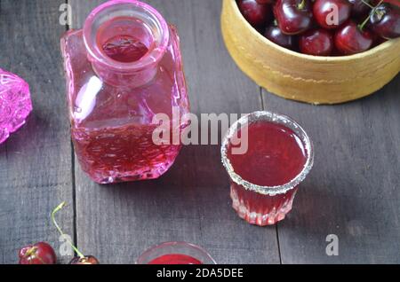 Kirsche trinken Glühwein, horizontal, selektive Fokus. Kirsche Alkohol Tinktur. Likör. Stockfoto