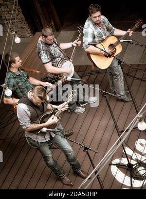 Blick von oben auf die moderne Blue Grass Band, "Monroeville" spielt ein Konzert auf der Bühne in der Ole Smoky Moonshine Distillery, Gatlinburg, TN Stockfoto