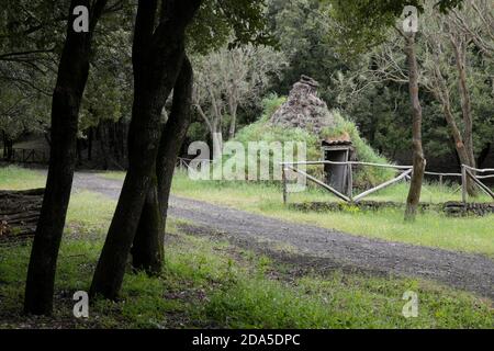 Alte Zuflucht von Schäferhund oder Holzkohlegrern in Form eines Kegels im Ätna Park, Sizilien Stockfoto