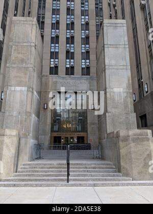 New York City, NY/USA - 6. Oktober 2019: Gebäude des Gerichtsgebäudes aus Marmor mit blockiertem Eingang zur North Entrance Hall. Strafgerichte Gebäude mit g Stockfoto