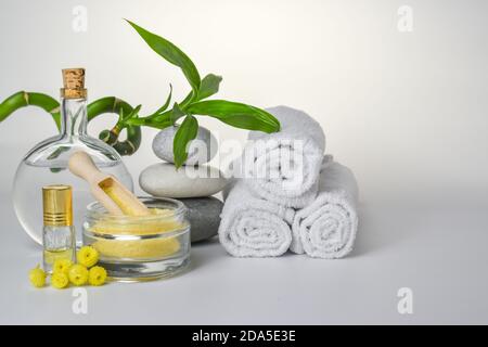 Komposition für das Spa. Das Konzept der Hautpflege. Badezubehör. Es ist Platz für Text. Stockfoto