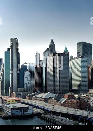 New York City, NY / USA - Oktober 26 2019: Blick auf Wolkenkratzer und Autobahn in Downtown Manhattan mit Blick auf den Hudson River. Blauer Himmel über Manhattan Gebäude Stockfoto