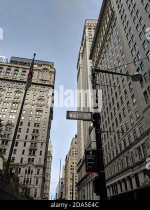 New York City, NY / USA - Oktober 26 2019: Finanzviertel mit Wolkenkratzern in Downtown Manhattan. Hohe Gebäude Stockfoto