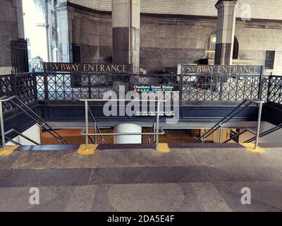 New York City, NY/USA - 6. Oktober 2019: Chamber Street Station. U-Bahn-Eingang in Downtown Manhattan, neben dem Rathaus. Rapid Transit Services inkl. Stockfoto