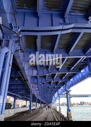 New York City / USA - 26. Oktober 2019: Blaue Brücke darunter. Zu Fuß unter dem FDR Drive auf der Ostseite von New York City Stockfoto