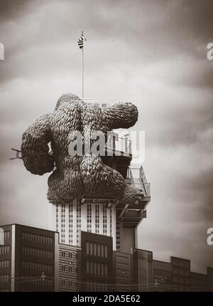 Surreal Rückansicht der Replik von King Kong Klettern ein Gebäude, während eine zweispurige in touristischen atttaction in Gatlinburg, TN in Sepia-Ton Stockfoto