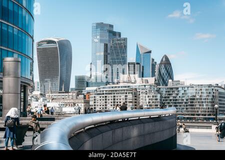 London - 18. Juli 2020 - Blick auf London City Skyline mit moderner Architektur von London Bridge Riverside während Covid 19 Pandemie, London UK Stockfoto