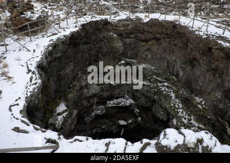 Schneefall auf Angelo Cave ein Abgrund, der durch eine Gasblase auf dem Lavastrom von 1651 im Ätna Park, Sizilien, entstanden ist Stockfoto