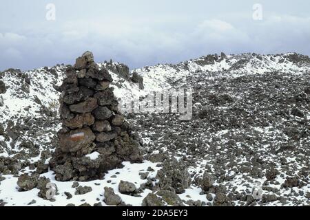 Stapel von vulkanischen Felsen Markierung Weg im Winter Ätna Park, Sizilien Stockfoto