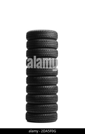 Hoher Haufen von Autoreifen isoliert auf weißem Hintergrund Stockfoto