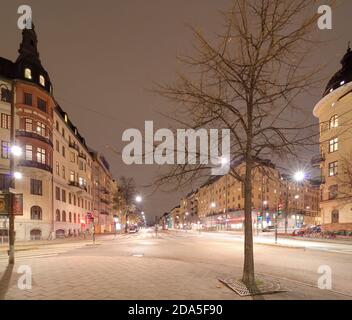 Straßenkreuzung zwischen Karlbergsvägen und Västmannagatan in Stockholm, bei Nacht Stockfoto