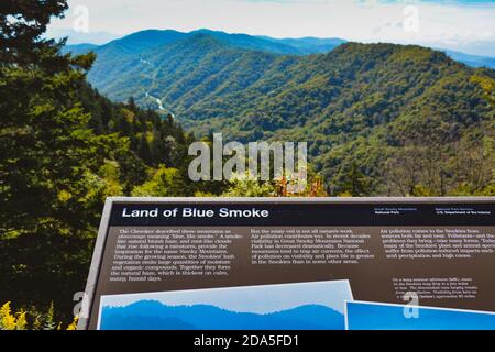 Mit Blick auf den Smoky Mountains National Park, ein Schild mit historischen Informationen und Illustrationen von „Land of Blue Smoke“, NC, TN Stockfoto