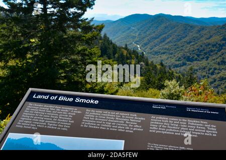 Mit Blick auf den Smoky Mountains National Park, ein Schild mit historischen Informationen und Illustrationen von "Land of Blue Smoke", NC, TN Stockfoto