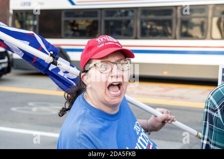 Demonstranten versammeln sich am Samstag im Ohio Statehouse in Columbus, Ohio, kurz nachdem die Präsidentenprojektion für Joe Biden angekündigt wurde. Stockfoto