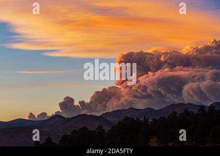 Blick aus der Ferne auf den Sonnenuntergang auf der Rauchwolke von East Troublesome Fire, Colorado, USA Oktober 2020 Stockfoto