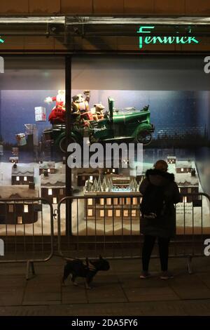 Newcastle upon Tyne, Großbritannien, 9. November, Fenwick Department Store Lock Down Christmas Window Unveiled, The Wind in the Willows, Classic Childrens Book, on Northumberland Street in Newcastle City Centre, Credit: David Whinham/Alamy Live News Stockfoto