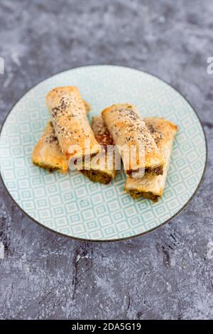 Gesundes pflanzliches Rezeptekonzept, veganes Spinace-Pesto und milchfreie Käsegebäck-Brötchen Stockfoto