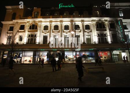 Newcastle upon Tyne, Großbritannien, 9. November, Fenwick Department Store Lock Down Christmas Window Unveiled, The Wind in the Willows, Classic Childrens Book, on Northumberland Street in Newcastle City Centre, Credit: David Whinham/Alamy Live News Stockfoto