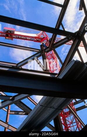 Stahlträger Industriebaustelle mit Kran Stockfoto