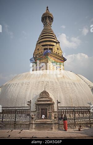 Kathmandu, Nepal, März 2009. Eine Frau vor dem Swayambhunath Stupa. Stockfoto