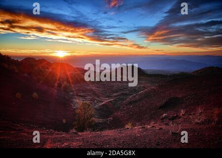 Sonnenuntergang auf alten Vulkanen im Ätna-Nationalpark, Sizilien Stockfoto