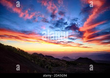 Farbenprächtiger Himmel bei Sonnenuntergang auf alten Vulkankegeln im Ätna Park, Sizilien Stockfoto