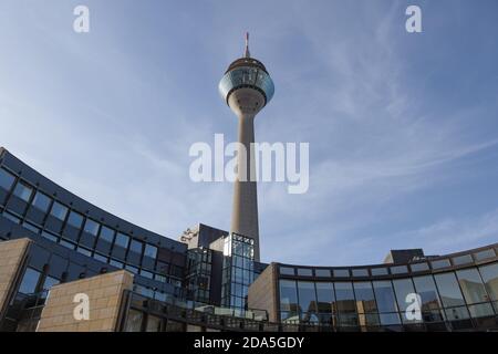 Niedriger Winkel und sonnige Außenansicht Landtag Nordrhein-Westfalen, Regierungsbüro und Rheinturm. Stockfoto