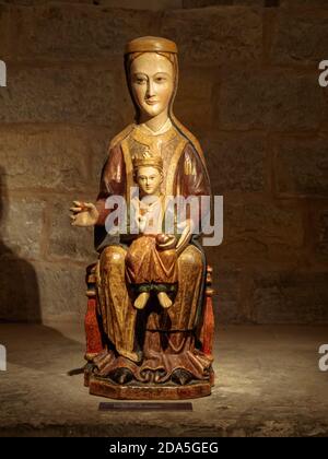 Mittelalterliche Statue der Jungfrau und des Kindes im Museum der Kathedrale - Pamplona, Navarra, Spanien Stockfoto
