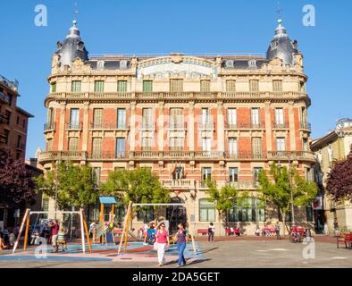 Der beliebte Schlossplatz (Plaza del Castillo) ist von wunderschönen, reich verzierten Gebäuden umgeben - Pamplona, Navarra, Spanien Stockfoto