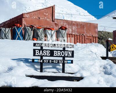 Die argentinische Forschungsstation Base Brown in Paradise Harbor, Antarktis. Stockfoto