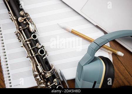 Klarinette, Notenpapier und Laptop für Musikkompositionskurs Stockfoto