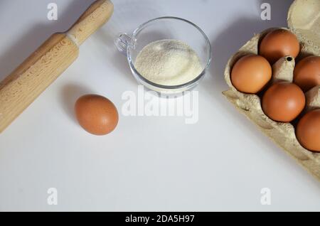 Ei, Zimt, Honig, Mandelmehl, Leinsamen, Vanilleextrakt, Salz. Zutaten für Brot Muffins, Nudelholz, Stern von anis auf dem weißen Backgroun Stockfoto