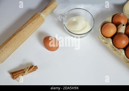 Ei, Zimt, Honig, Mandelmehl, Leinsamen, Vanilleextrakt, Salz. Zutaten für Brot Muffins, Nudelholz, Stern von anis auf dem weißen Backgroun Stockfoto