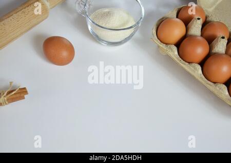 Ei, Zimt, Honig, Mandelmehl, Leinsamen, Vanilleextrakt, Salz. Zutaten für Brot Muffins, Nudelholz, Stern von anis auf dem weißen Backgroun Stockfoto