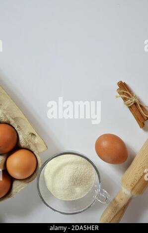 Ei, Zimt, Honig, Mandelmehl, Leinsamen, Vanilleextrakt, Salz. Zutaten für Brot Muffins, Nudelholz, Stern von anis auf dem weißen Backgroun Stockfoto