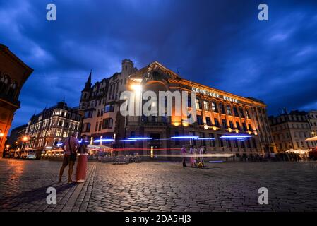 Riga, Lettland - 22. August 2017: Nachtansicht auf Lettlands Fassade des öffentlich-rechtlichen Rundfunknetzes, Riga, Lettland Stockfoto