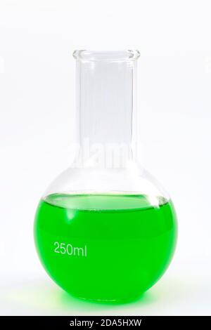 Laborglas, wissenschaftliches Experiment und Chemie Laborkonzeptuelle Idee mit Rundboden-Kolben mit grüner Flüssigkeit isoliert auf weißem Backgr Stockfoto