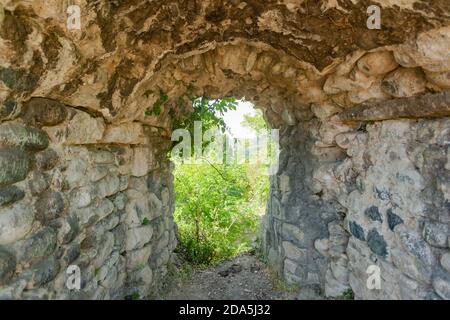 Der Bogen der alten Burg Stockfoto