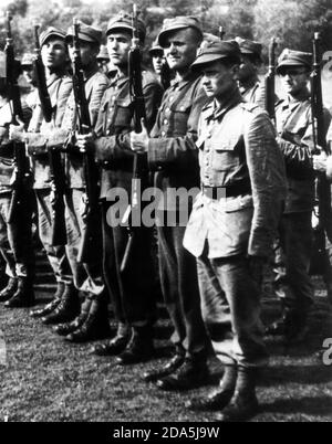 1939 Sommer , Kracov , Polen : der junge Student KAROL Josef WOJTYLA ( geboren 18. Mai 1920 ) , erste Zeile 2. Von rechts , Im Militärdienst - PAPA GIOVANNI PAOLO II - PAPST JOHANNES PAUL II - Vaticano - Vatikanstadt - Papi - religione cattolica - katholische Religion - Persönlichkeit als jung war - Jungen - Personalità da giovani - giovane - Berühmtheit - Prominente - celebrità - WWII - Seconda guerra mondiale - 2. Weltkrieg - POLONIA - Uniform - uniforme divisa militare ---- Archivio GBB Stockfoto