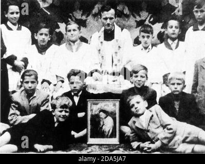 1946 , Niegoszowice , Polen : der junge Priester KAROL Josef WOJTYLA ( geboren 18. Mai 1920 ) - PAPA GIOVANNI PAOLO II - PAPST JOHANNES PAUL II - Vaticano - Vatikanstadt - Papi - religione cattolica - katholische Religion - Persönlichkeit als jung war - Jungen - Personalità da giovani - giovane - Berühmtheit - Prominente - celebrità - POLONIA ---- Archivio GBB Stockfoto