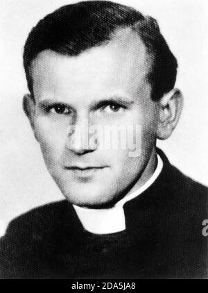 1946 , Niegoszowice , Polen : der junge Priester KAROL Josef WOJTYLA ( geboren 18. Mai 1920 ) Mit 26 Jahren - PAPA GIOVANNI PAOLO II - PAPST JOHANNES PAUL II - Vaticano - Vatikanstadt - Papi - religione cattolica - katholische Religion - Persönlichkeit als jung war - Jungen - Personalità da giovani - giovane - Berühmtheit - Prominente - celebrità - POLONIA - ritratto - Portrait ---- Archivio GBB Stockfoto