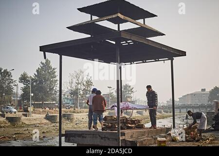 Pashupatinath, Kathmandu, Nepal, Januar 2016. Verbrennungszeremonie auf dem Fluss Bagmati, der durch die Stadt fließt. Stockfoto