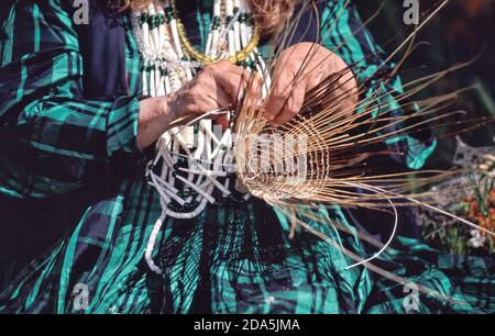 Kashia Pomo Woman Weberei "Cone Shaped Acorn Gathering Basket,", Kalifornien. Stockfoto