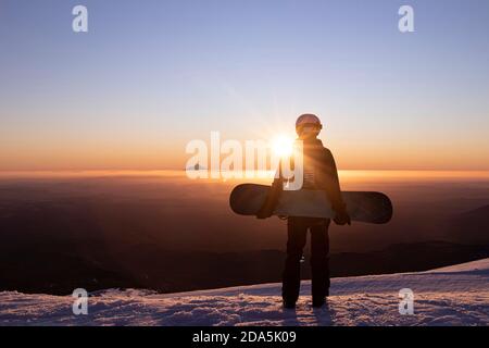 Blick auf den Mount Taranaki vom Turoa Skifield, Snowboarder im Hintergrund, Wintersaison, Neuseeland Stockfoto