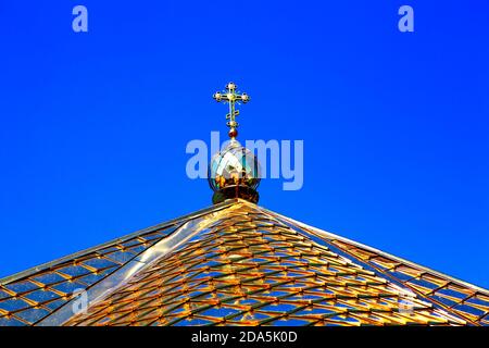 Kirchturm mit goldenem Dach und Kreuz oben Stockfoto