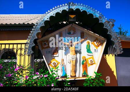 Kruzifix mit Jesus im Kirchenhof Stockfoto