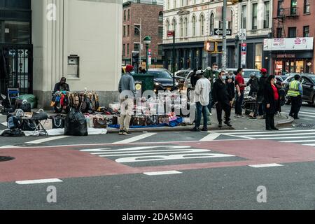 New York, Usa. November 2020. Straßenhändler verkaufen am 9. November 2020 Fälschungen wie Taschen, Sonnenbrillen, Gürtel und Uhren an den Ecken der Canal Street und des Broadway in New York. (Foto von Lev Radin/Sipa USA) Quelle: SIPA USA/Alamy Live News Stockfoto