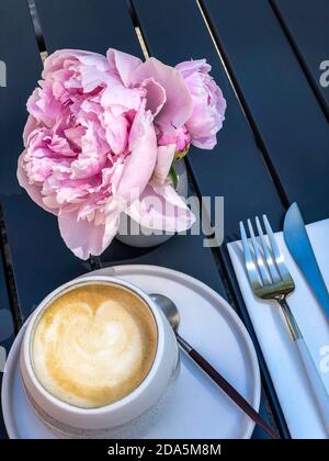 Frühstück Cappuccino serviert an einem Tisch im Café im Freien Stockfoto