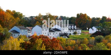 Clark Summit, Pennsylvania, U.S.A - 20. Oktober 2020 - EIN Wohnviertel, umgeben von auffallenden Herbstfarben Stockfoto